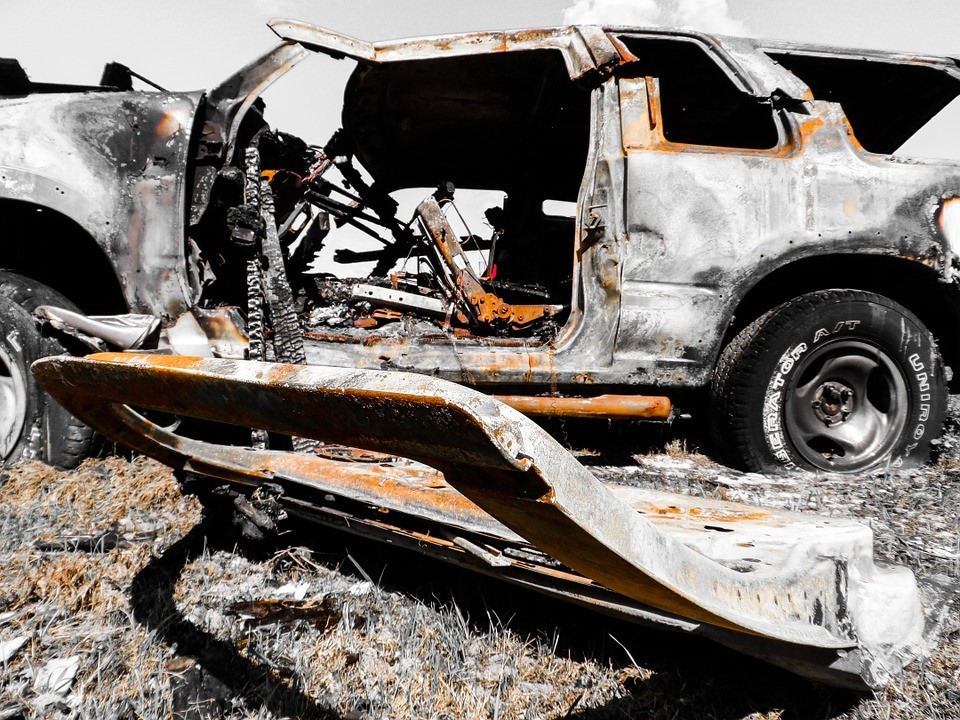 Un auto se incendio de forma imprevisible tras accidente de carro