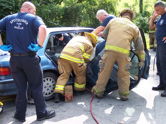 Persona atrapada tras un accidente de auto en Lakewood Avenue [Modesto, CA]