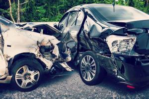 Accidente entre 2 autos deja a madre e hija heridas [Hesperia, CA]