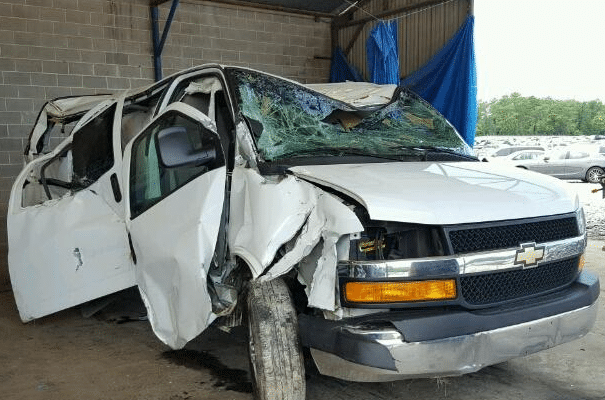 Un camión choca contra una camioneta averiada en la autopista 91 y mueren tres personas en el interior [Buena Park, CA]