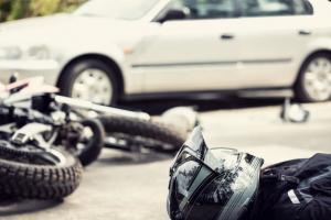 Choque de motocicleta y otro auto en Copper Hill Drive en Saugus