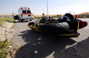 Motociclista muere tras chocar con camión grande en la autopista 101 en Salinas