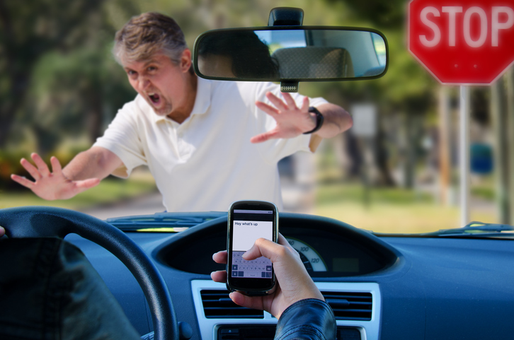 Accidente de carro con peatón por enviar mensajes de texto