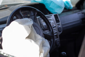 accidente de carro con airbags afuera