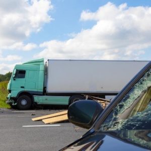 Un conductor murió después de que un auto chocara contra un camión de basura