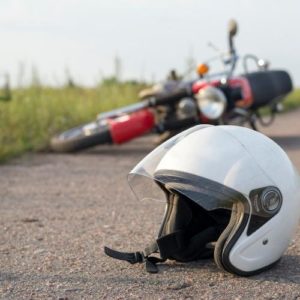 Una mujer embarazada y otra persona resultaron heridas en un accidente de motocicleta