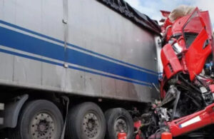 Cinco muertos en accidente de camión [Oasis, CA]