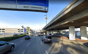 Una camioneta atropella a dos peatones en el Aeropuerto Internacional de Los Ángeles y envía a uno al hospital