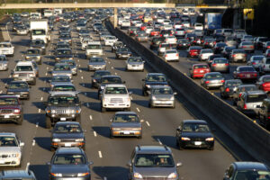 trafico lento en la autopista, California.