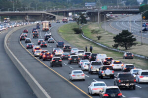 Un intenso accidente en la autopista 580 en Oakland mata a una conductora y hiere gravemente a otro