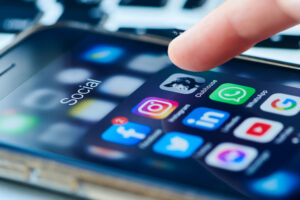 Publicar sobre tu accidente en redes sociales puede afectar el monto de tu acuerdo