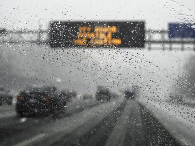 Los factores climáticos, como la lluvia, pueden ser una de las principales causas de accidentes de automóvil.