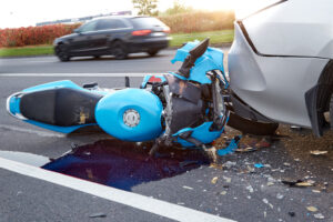 Un motociclista muere al chocar con dos vehículos en la carretera 16 en Tacoma
