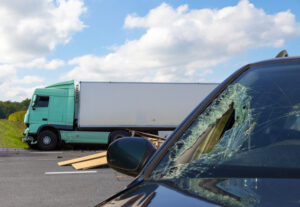 Conductor muere después de que una camioneta chocara por detrás con un semirremolque en la carretera 41 [Lemoore, CA]