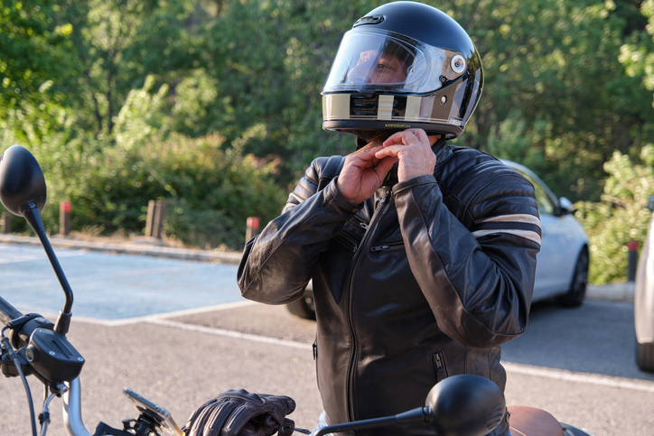 Los conductores de motocicletas deben conocer las leyes de casco de su estado.