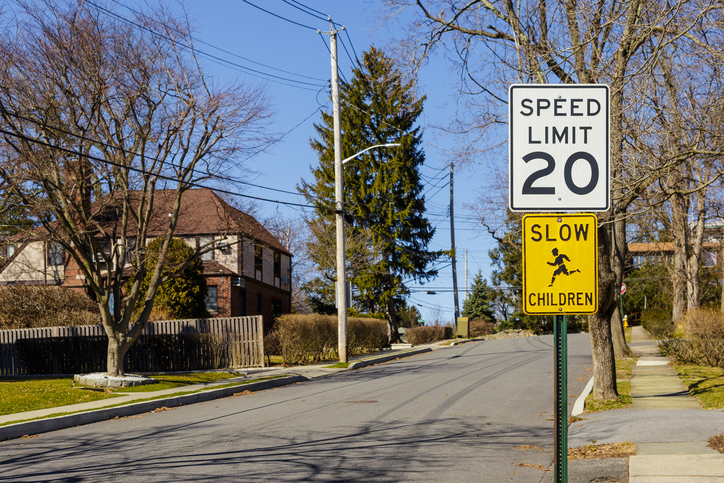 Muchas personas conducen por encima del límite de velocidad en las carreteras
