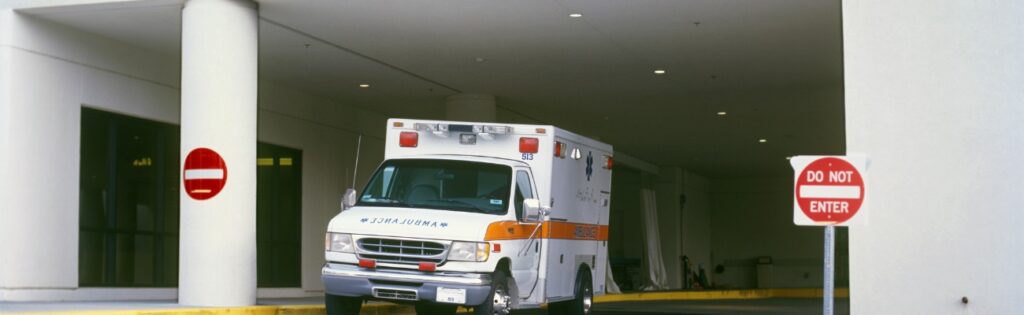 Ambulancia en la entrada de emergencias