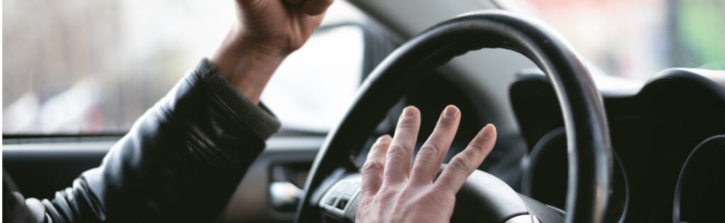 Conductores agresivos ponen en peligro a todos en la carretera, especialmente a los motoristas.