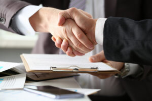 no necesitas dinero por adelantado para contratar a un abogado por un accidente de auto