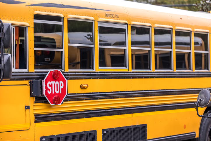 Dos estudiantes resultaron heridos después de que un conductor chocara contra un autobús escolar en la carretera 20 [Condado de Sutter, CA]