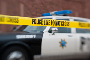 Un policía en motocicleta de la patrulla de caminos es golpeado por un carro en un accidente en Inglewood en la autopista 405