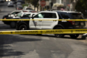 Oficial de policía involucrado en un accidente de carro en Tulare Street y R Street en Fresno