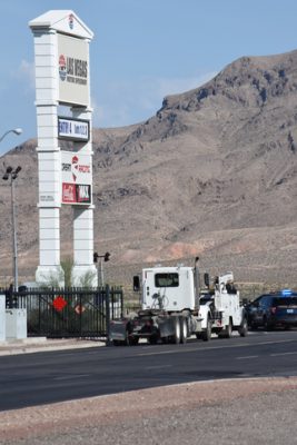 Colisión de tráfico entre un camión con remolque y un SUV en Las Vegas Blvd. North, adyacente a Las Vegas Speedway, al norte de Nellis AFB