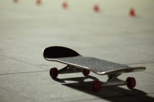Hombre en patineta muere después de ser atropellado por un conductor que se da a la fuga en Highland