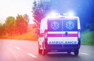 Un auto choca contra una ambulancia en [North Hills, CA]
